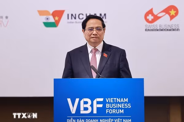 Thủ tướng Phạm Minh Chính phát biểu tại Diễn đàn doanh nghiệp Việt Nam thường niên với chủ đề “Doanh nghiệp đồng hành với Chính phủ chuyển đổi xanh trong kỷ nguyên số.” (Ảnh: Dương Giang/TTXVN)
