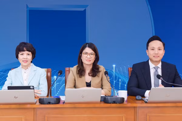 Thành viên HĐQT Phạm Thị Thanh Hoài (ở giữa) chủ trì Hội nghị cập nhật kết quả kinh doanh quý 3/2025 của VietinBank.