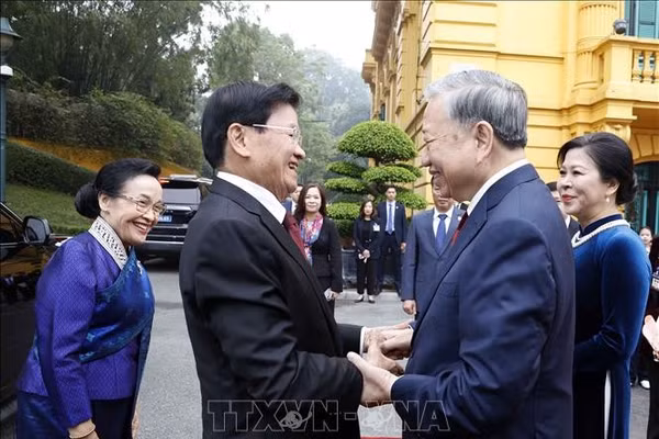 Tổng Bí thư Tô Lâm và Phu nhân đón Tổng Bí thư, Chủ tịch nước Lào Thongloun Sisoulith và Phu nhân. Ảnh: Thống Nhất/TTXVN