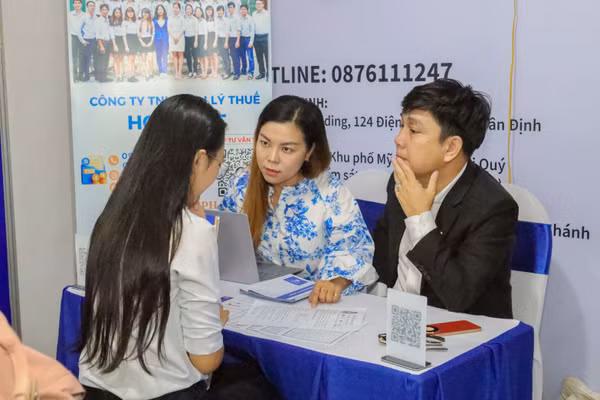 Sinh viên được doanh nghiệp tư vấn, hướng nghiệp. Ảnh: HCMULAW. 