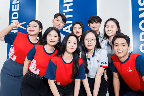 Sinh viên Trường Đại học Hùng Vương TPHCM hào hứng trước thềm năm học mới. Ảnh: DHV. 