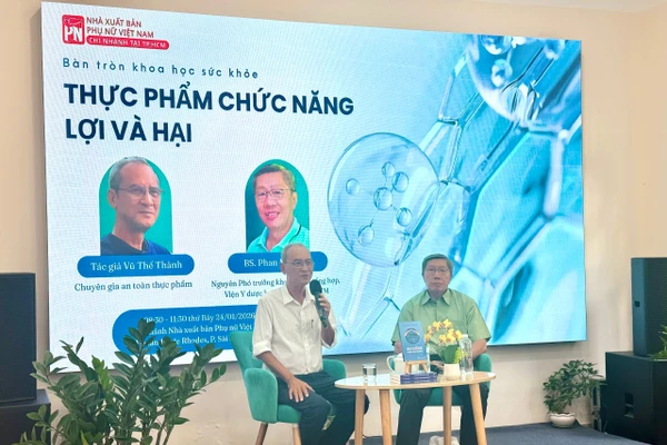 Bàn tròn khoa học sức khỏe "Thực phẩm chức năng - Lợi và hại". Ảnh: Thuỳ Linh.
