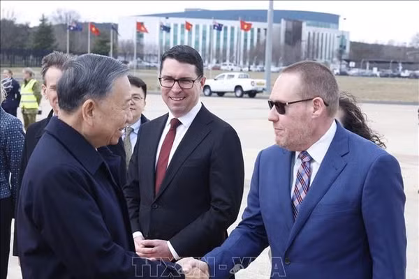 Quan chức Australia tiễn Tổng Bí thư, Chủ tịch nước Tô Lâm tại sân bay quốc tế Canberra. Ảnh: Thống Nhất/TTXVN