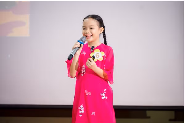 Thí sinh tự tin trình bày phần hùng biện tiếng Anh tại Chung kết Stars Speak 2025 tại Trường Song ngữ Anne Hill.
