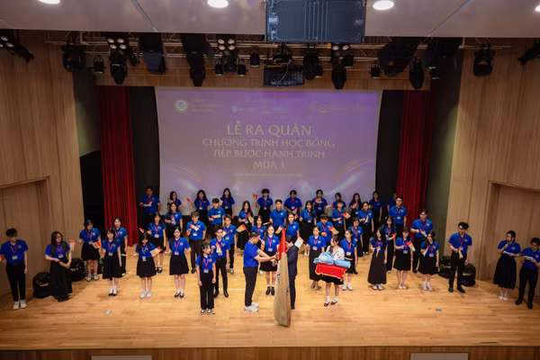 Nghi thức trao cờ tiếp nối truyền thống và lan toả giá trị học bổng. Ảnh: SIU. 