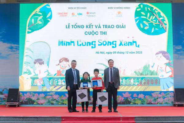 Ban tổ chức trao giải cho các học sinh có video dự thi xuất sắc.