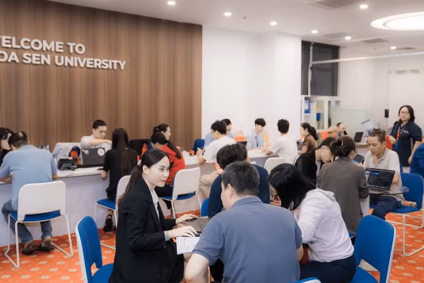 Thí sinh nhập học tại Trường Đại học Hoa Sen. Ảnh: HSU. 