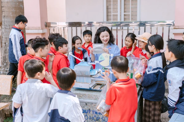 Học sinh trường Tiểu học và THCS Đồn Xá hào hứng tìm hiểu quy trình tái chế vỏ hộp sữa.