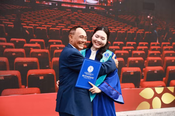 Tân cử nhân và gia đình vui mừng trong ngày tốt nghiệp. Ảnh: HCMULAW. 
