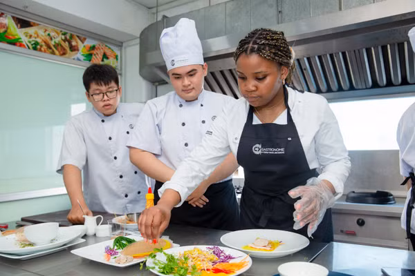 Sinh viên Trường Đại học Công nghệ TPHCM trong giờ thực hành. Ảnh: HUTECH. 