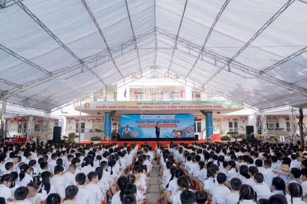 Trao tặng mũ bảo hiểm cho học sinh lớp Một toàn quốc năm học 2025 – 2026