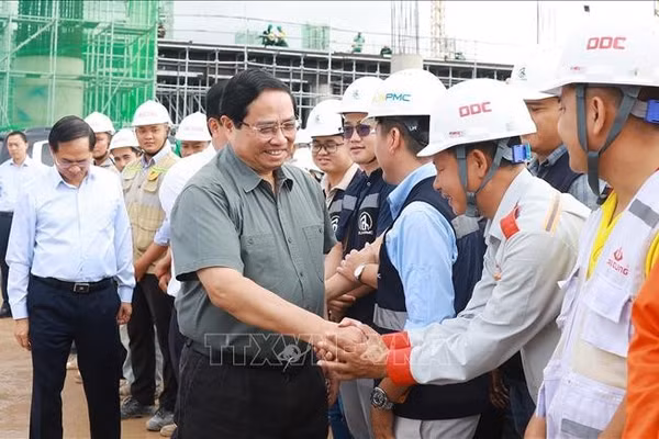 Thủ tướng Phạm Minh Chính với công nhân thi công dự án Cảng hàng không quốc tế Phú Quốc. Ảnh: Dương Giang/TTXVN