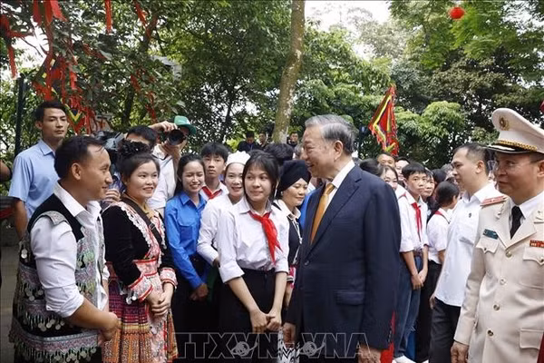 Tổng Bí thư, Chủ tịch nước Tô Lâm gặp gỡ nói chuyện với bà con tại Đền Hùng, sáng 26/4. Ảnh: TTXVN
