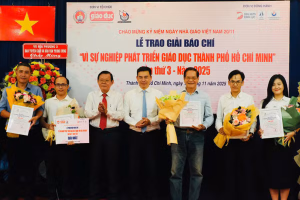 Nhóm tác giả Báo Giáo dục và Thời đại nhận giải Nhất, Giải Báo chí “Vì sự nghiệp phát triển giáo dục TPHCM” lần thứ 3 năm 2025. Ảnh: BTC.