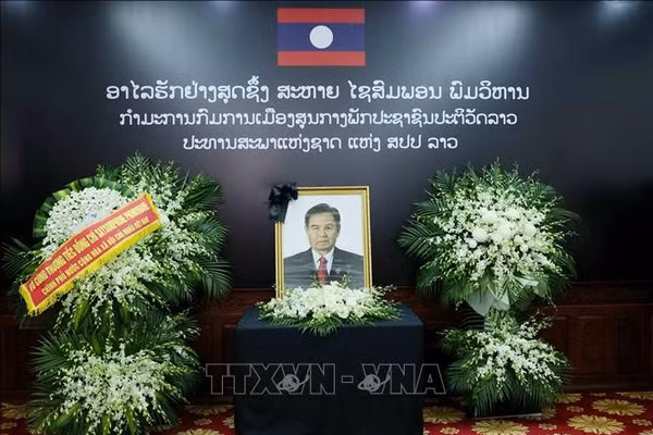 Di ảnh đồng chí Xaysomphone Phomvihane, Ủy viên Bộ Chính trị, Chủ tịch Quốc hội Lào trong khuôn viên Đại sứ quán Lào tại Việt Nam. Ảnh: Phương Hoa/TTXVN