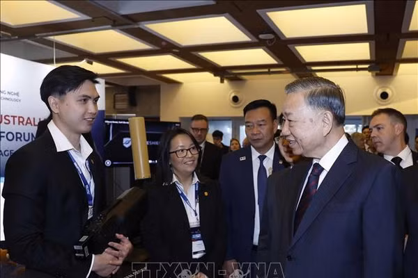 Tổng Bí thư, Chủ tịch nước Tô Lâm tham quan khu vực triển lãm, trưng bày thành tựu hợp tác khoa học công nghệ, đổi mới sáng tạo, đầu tư và giáo dục giữa Việt Nam - Australia. Ảnh: Thống Nhất/TTXVN