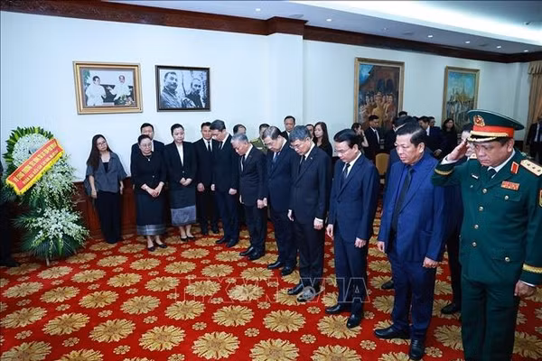 Thủ tướng Lê Minh Hưng viếng Chủ tịch Quốc hội Lào Xaysomphone Phomvihane. Ảnh: Dương Giang/TTXVN