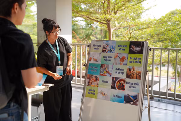 Người trẻ tìm hiểu các biện pháp hạn chế bệnh dạ dày.