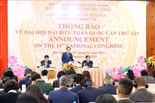 Đồng chí Lê Hoài Trung, Bí thư Trung ương Đảng, Bộ trưởng Bộ Ngoại giao chủ trì Chương trình. Ảnh: TTXVN