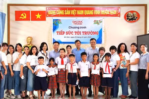 Tiếp sức đến trường cho học sinh trường Tiểu học An Sơn, huyện Kiên Hải