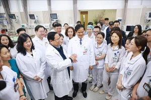 Thủ tướng thăm, chúc Tết, động viên y bác sĩ và bệnh nhân tại các bệnh viện