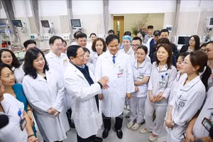 Thủ tướng thăm, chúc Tết, động viên y bác sĩ và bệnh nhân tại các bệnh viện