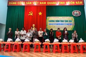 Tặng hàng nghìn phần quà cho gia đình chính sách, HS-SV có hoàn cảnh khó khăn