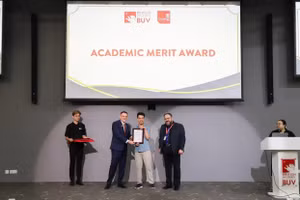 Lấy khiếm khuyết làm động lực giúp đỡ cộng đồng, nam SV nhận giải thưởng quốc tế