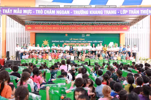 Trao tặng máy tính cho các trường tiểu học vùng cao