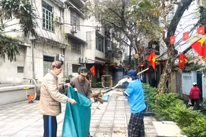 Các Tổ “Kim Liên sạch - Môi trường xanh” thực hiện công tác đảm bảo vệ sinh môi trường trên địa bàn.