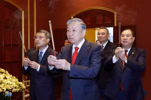 Tổng Bí thư Tô Lâm dâng hương tưởng nhớ, tri ân các bậc tiên đế có công với đất nước tại Khu Di tích Hoàng Thành Thăng Long-Hà Nội.