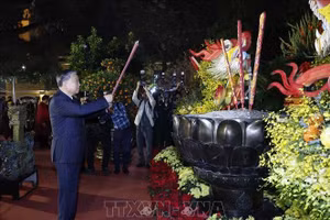 Tổng Bí thư Tô Lâm dâng hương tại tượng đài Vua Lý Thái Tổ