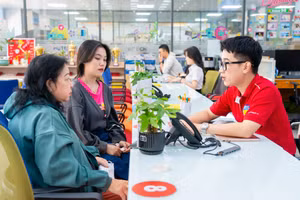 Phụ huynh và học sinh tìm hiểu các ngành học tại HUTECH.