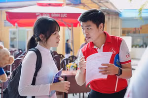 Thí sinh tìm hiểu các ngành đào tạo tại UEF.