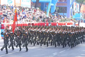 Sự kiện diễu binh kỷ niệm 50 năm thống nhất đất nước giúp ngành du lịch TPHCM tăng trưởng mạnh mẽ.