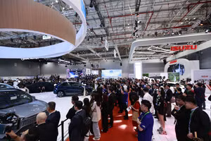 Khách tham quan tại Vietnam Motor Show 2024.