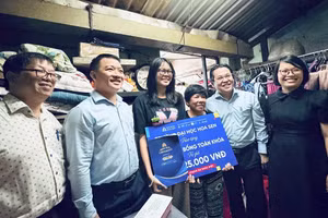 Trường ĐH Hoa Sen trao học bổng 100% toàn khóa cho nữ sinh Phùng Minh Hiếu.