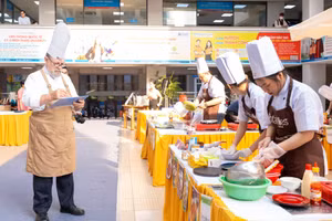 Sinh viên có cơ hội học tập với siêu đầu bếp Norbert Ehrbar (quốc tịch Thụy Sỹ). Ảnh: HUTECH