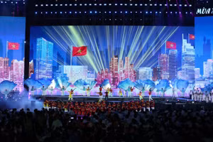 Chương trình 'Mùa xuân thống nhất' được dàn dựng công phu.