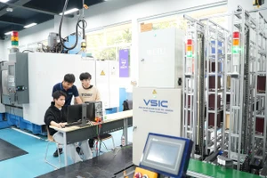 Sinh viên Trường ĐH Quốc tế Miền Đông thực hành trong phòng nghiên cứu hiện đại.