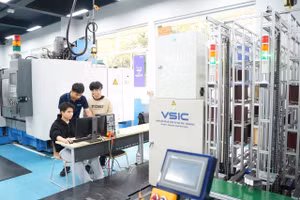 Sinh viên Trường ĐH Quốc tế Miền Đông thực hành trong phòng nghiên cứu hiện đại.