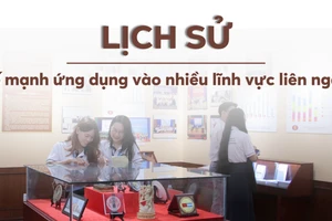 Sinh viên ngành Lịch Sử của Trường ĐH KHXH& NV TPHCM tham quan phòng trưng bày. 