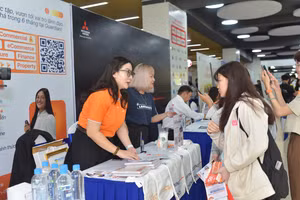 Sinh viên tìm hiểu thông tin tại các gian hàng của doanh nghiệp, tập đoàn đa quốc gia.