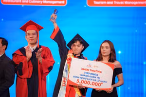 Tân cử nhân Trường ĐH Kinh tế - Tài chính TPHCM gây ấn tượng về trình độ tiếng Anh