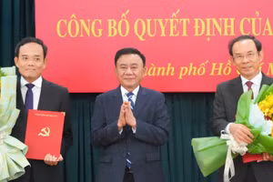 Thường trực Ban Bí thư Trần Cẩm Tú (giữa) trao các quyết định, tặng hoa ông Nguyễn Văn Nên (phải) và ông Trần Lưu Quang (trái) tại hội nghị. (Ảnh: M.Q)