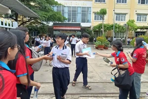 Thí sinh sau giờ thi Toán tại điểm thi Trường THCS Võ Văn Vân (huyện Bình Chánh). Ảnh: Quốc Hải