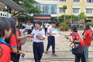 Thí sinh sau giờ thi Toán tại điểm thi Trường THCS Võ Văn Vân (huyện Bình Chánh). Ảnh: Quốc Hải