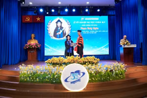 Trong đợt này, Nhà trường trao bằng cho 2.103 tân cử nhân thuộc 11 khoa.