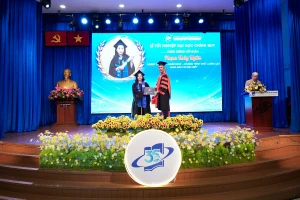 Trong đợt này, Nhà trường trao bằng cho 2.103 tân cử nhân thuộc 11 khoa.