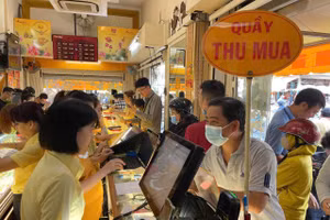 Khách giao dịch vàng tại Mi Hồng. (Ảnh: Quốc Hải)